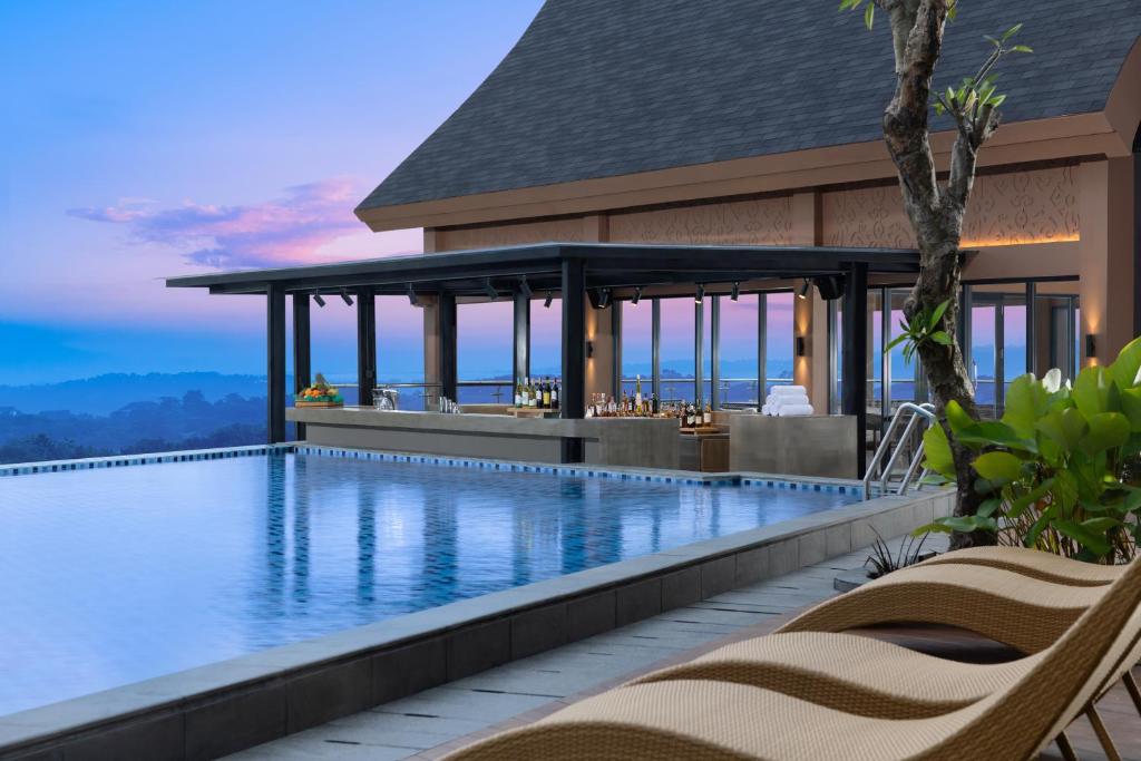 Bazén v ubytování Four Points by Sheraton Pontianak nebo v jeho okolí