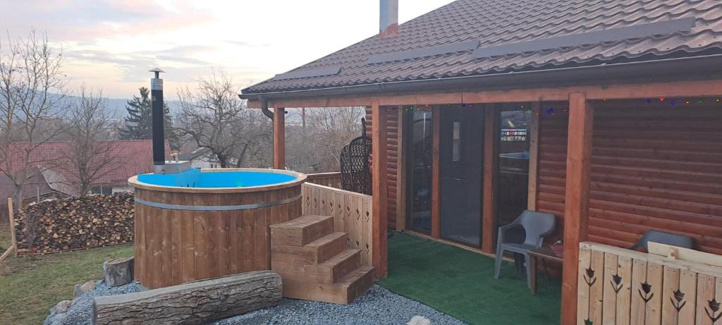 een hut met een hottub in de achtertuin bij Cabana Laura in Tîrnăveni
