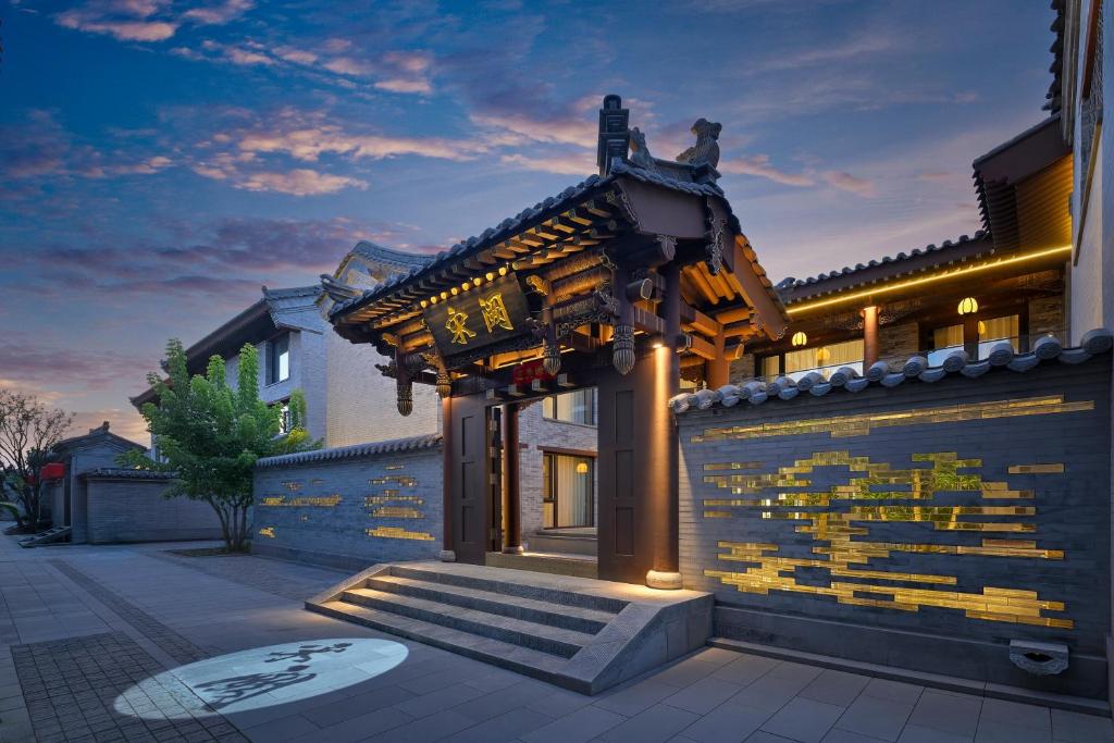 ein Gebäude mit einem Tor davor in der Unterkunft Datong Songque Homestay in Datong