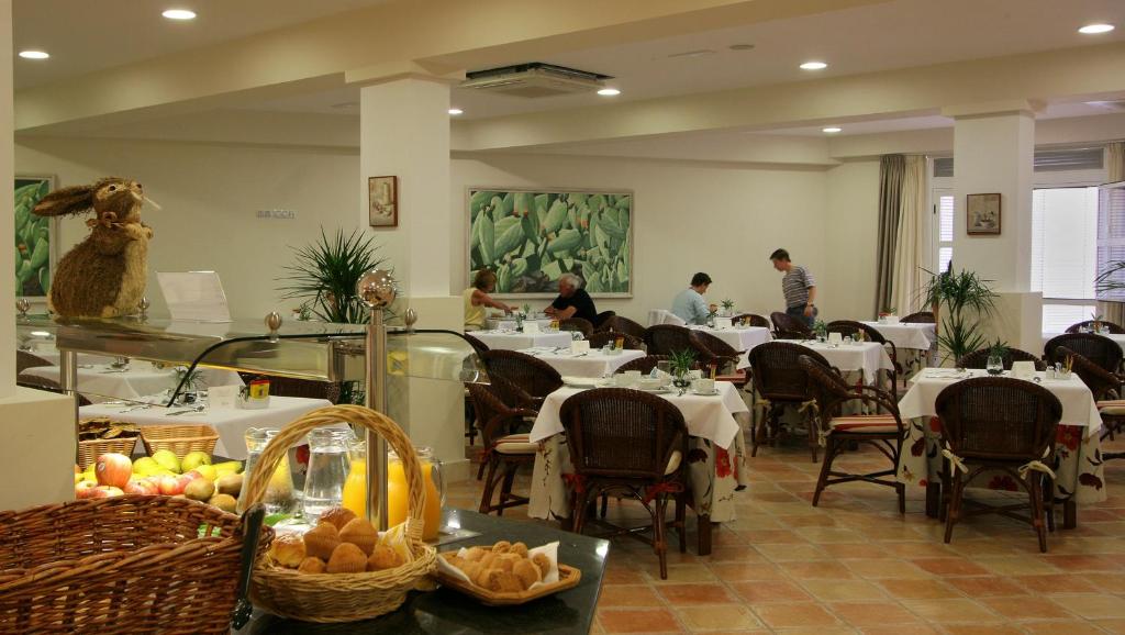 Restaurace v ubytování Apartamentos Jardín del Conde