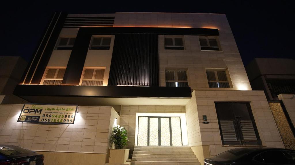 ein Gebäude mit einem Schild davor in der Unterkunft MK luxury apartments in Riad