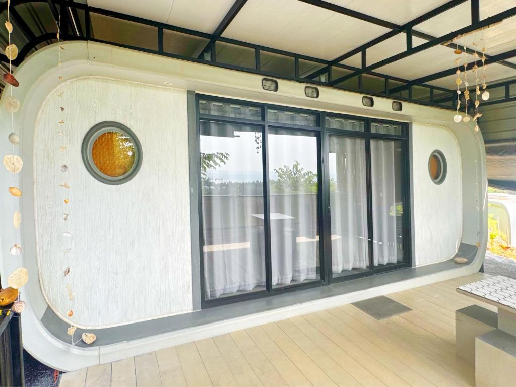 ein Wohnzimmer mit großem Fenster in einem Wohnmobil in der Unterkunft Sky View House Proy in Ko Lanta Yai