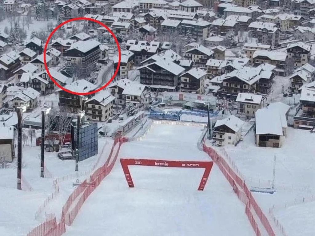 uma placa que está na neve em uma cidade em Hotel Larice Bianco em Bormio
