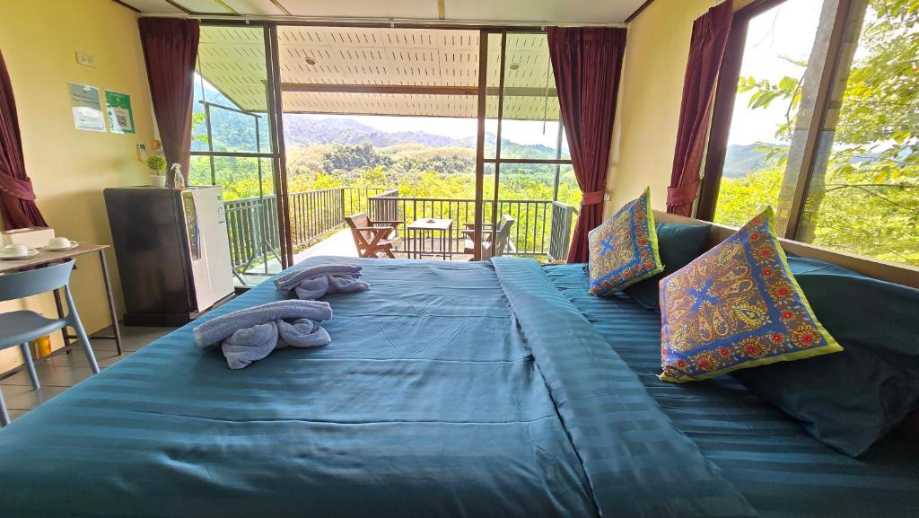 Postel nebo postele na pokoji v ubytování Khao Sok Horizon