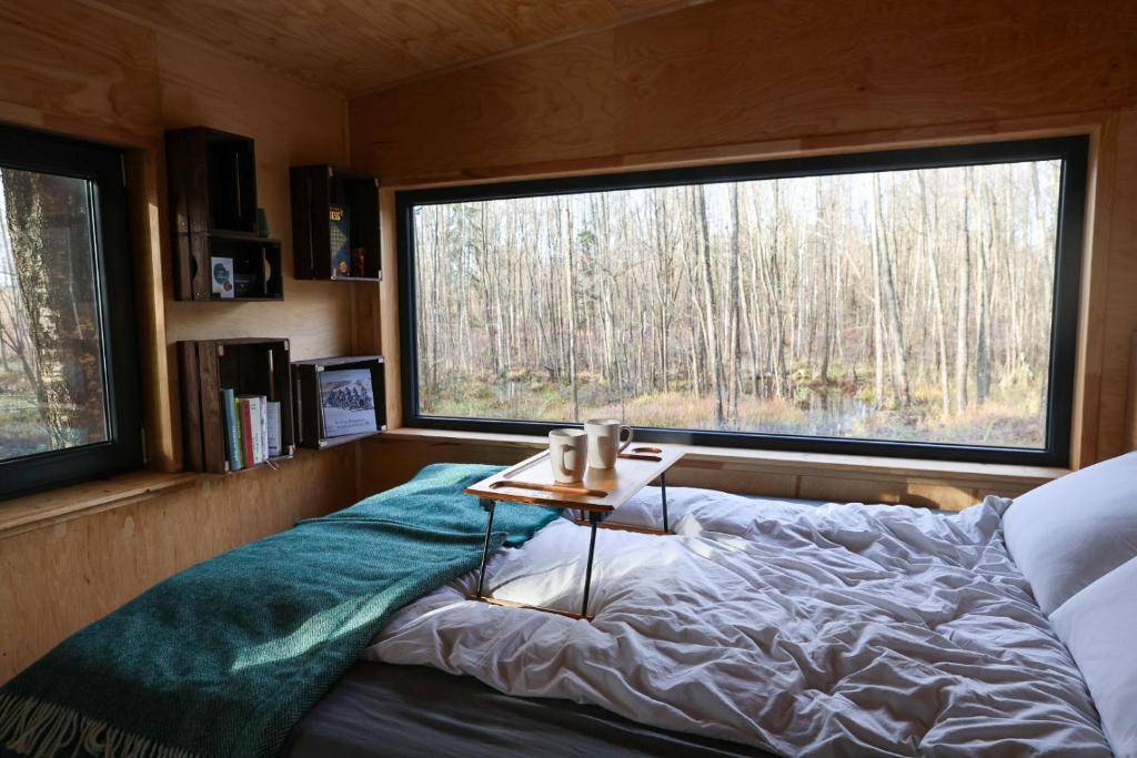 Postel nebo postele na pokoji v ubytování Here & Now Forest Cabin