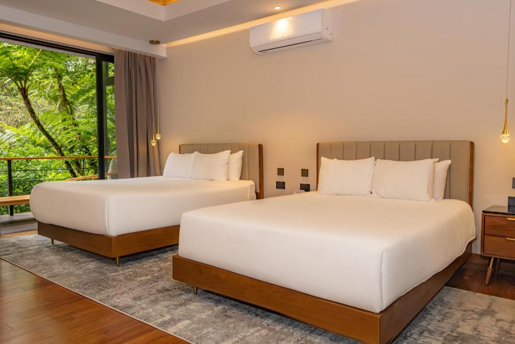 Tifakara by the Waterfall - Premium Vierbettzimmer