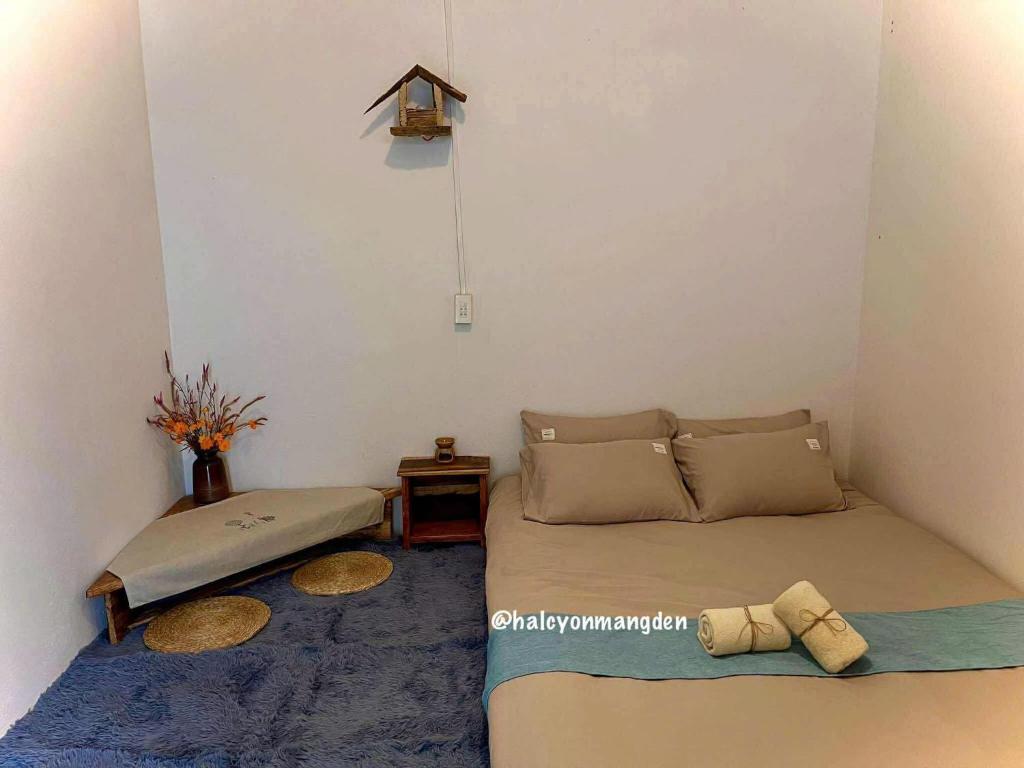 a small room with a bed and a table at Một Homestay Mang Den in Kon Von Kla