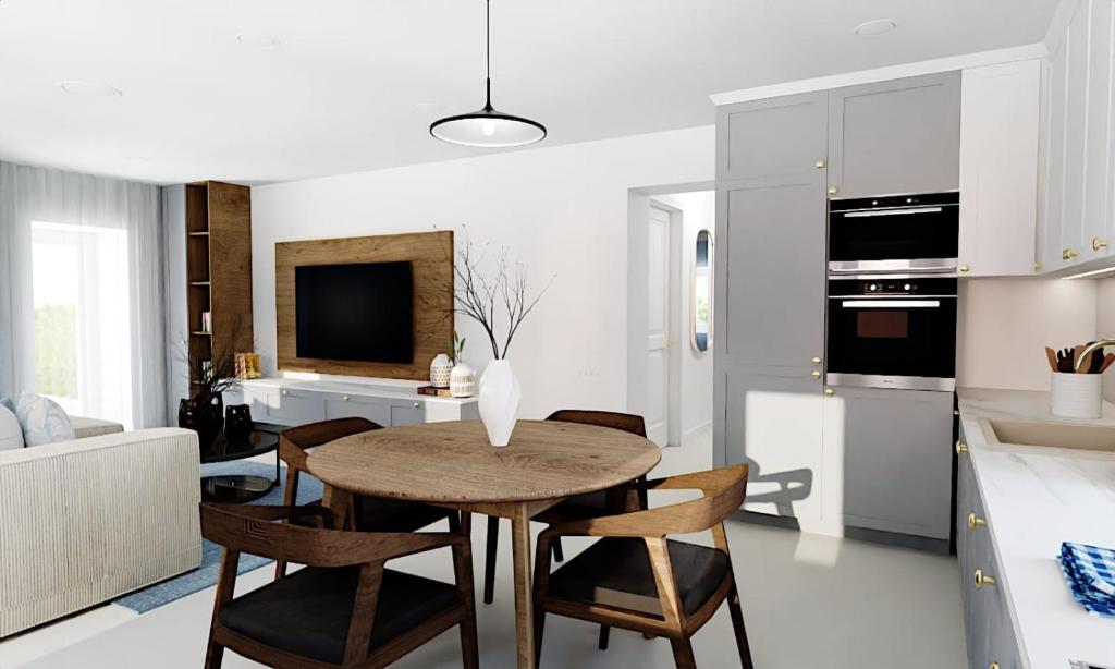 kuchnia i jadalnia ze stołem i krzesłami w obiekcie Villa Acquarossa w mieście Acquarossa