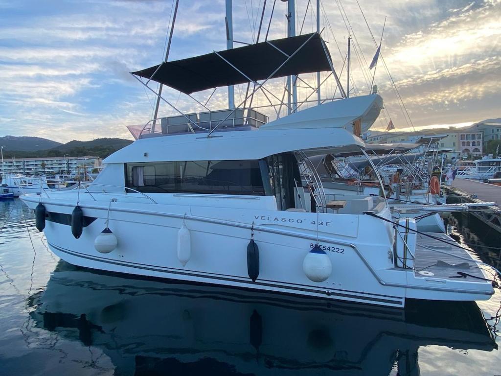 un bateau blanc est amarré dans un port dans l'établissement luxueux bateau à quai, à Sari-Solenzara