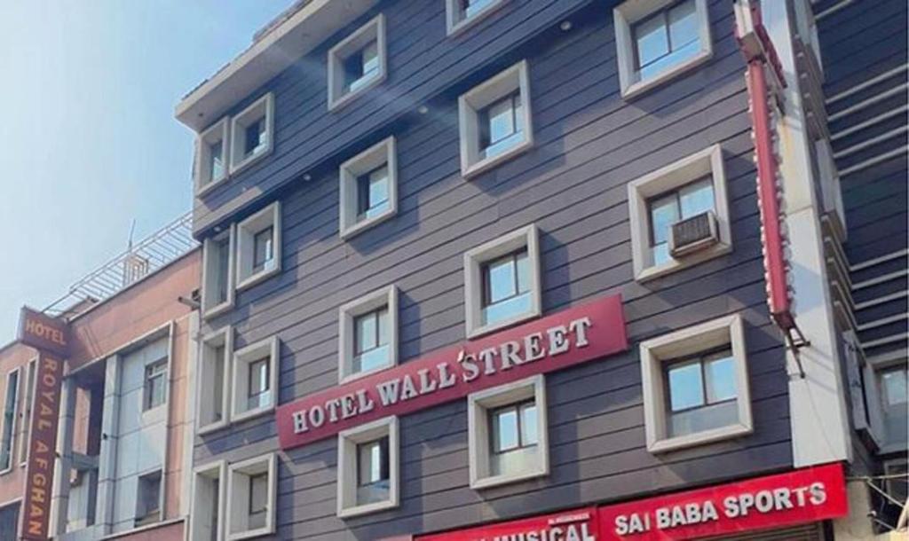 een gebouw met een bord aan de zijkant bij FabHotel The Rivlet Centre in New Delhi