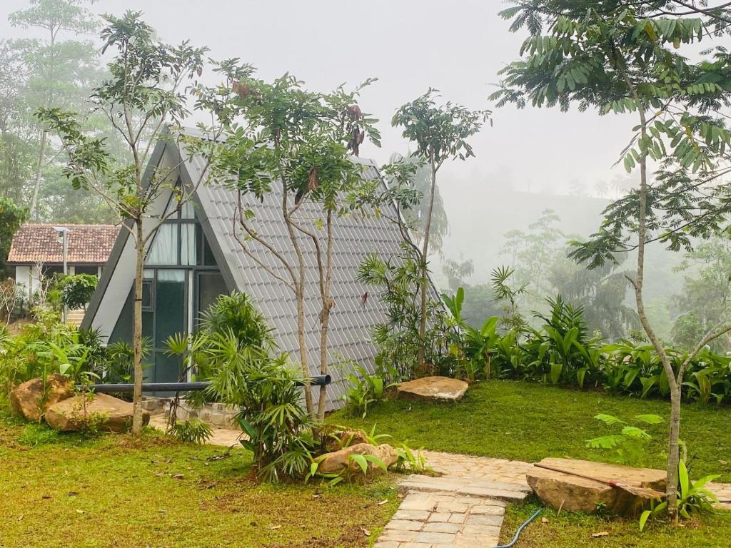 ein kleines Haus mitten im Wald in der Unterkunft Rain Drops Wellness Villa in Mederipitiya