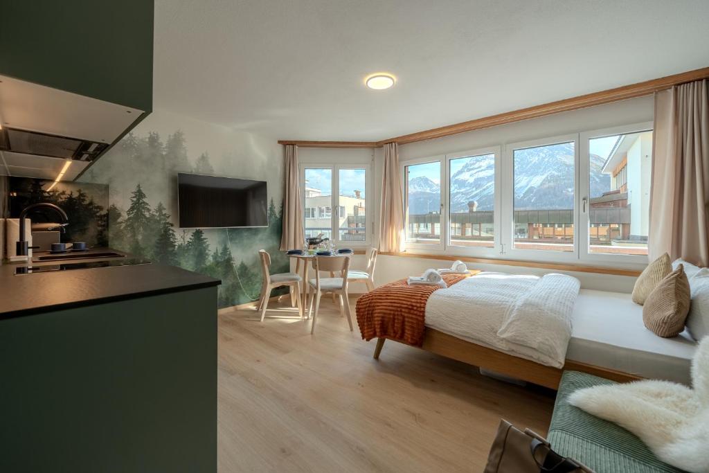 um quarto com uma cama e uma cozinha com uma mesa em Collina Forest Design-Studio by Arosa Vacations em Arosa