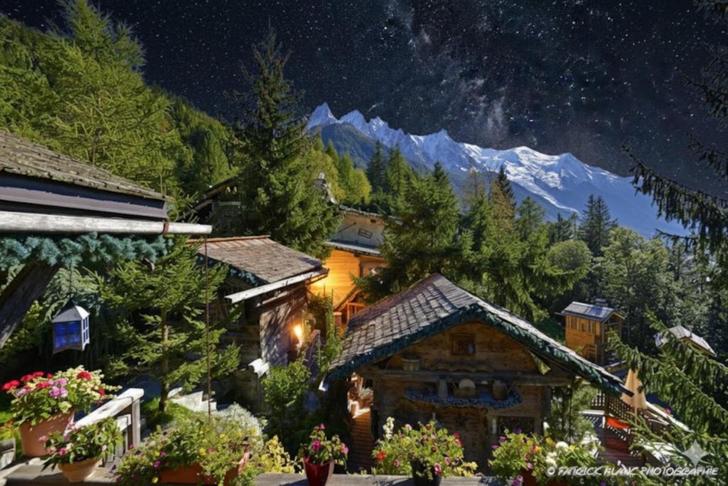 ein Modell eines Hauses in den Bergen bei Nacht in der Unterkunft Hôtel Les Chalets de Philippe avec Jacuzzis Privatifs in Chamonix-Mont-Blanc