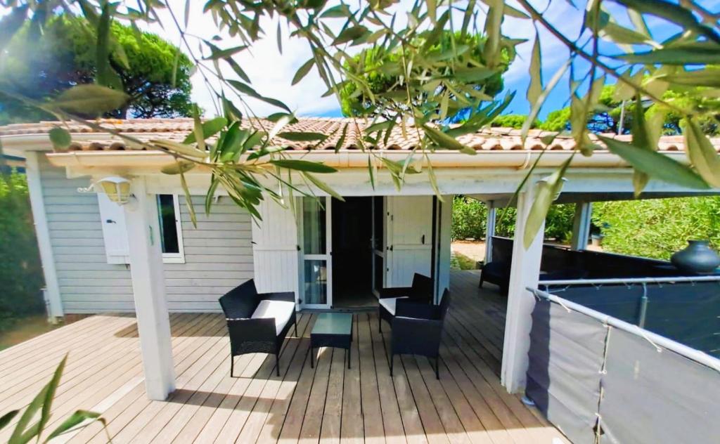 ein Haus mit einer Terrasse mit Stühlen darauf in der Unterkunft Gaspro3 - Maison une chambre climatisée proche de St Tropez in Gassin