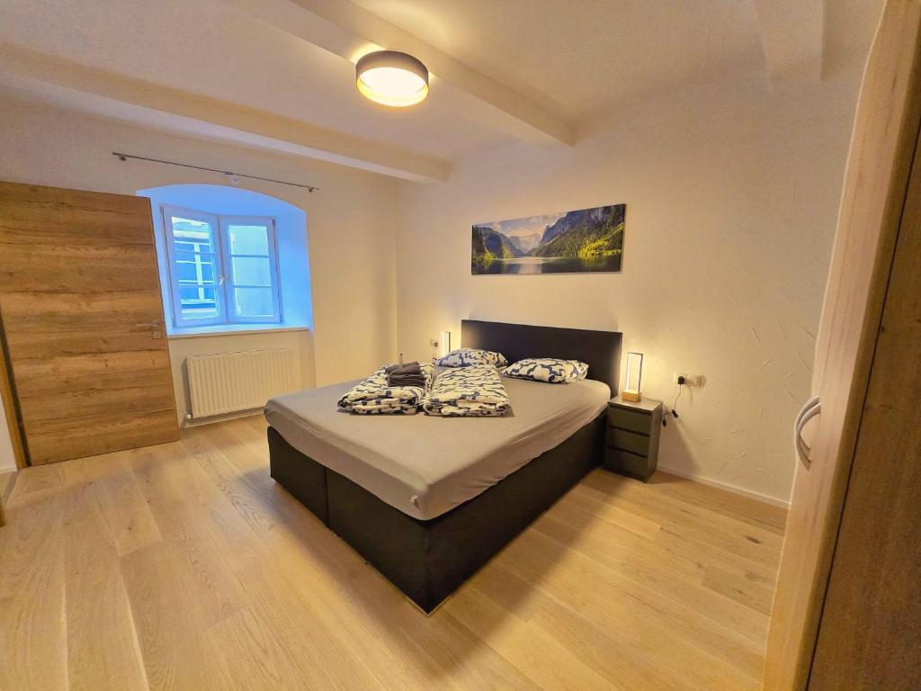 蒂罗尔州霍尔Stylish 1-Bedroom Old Town Retreat的一间卧室，里面有一张床和一扇窗户。