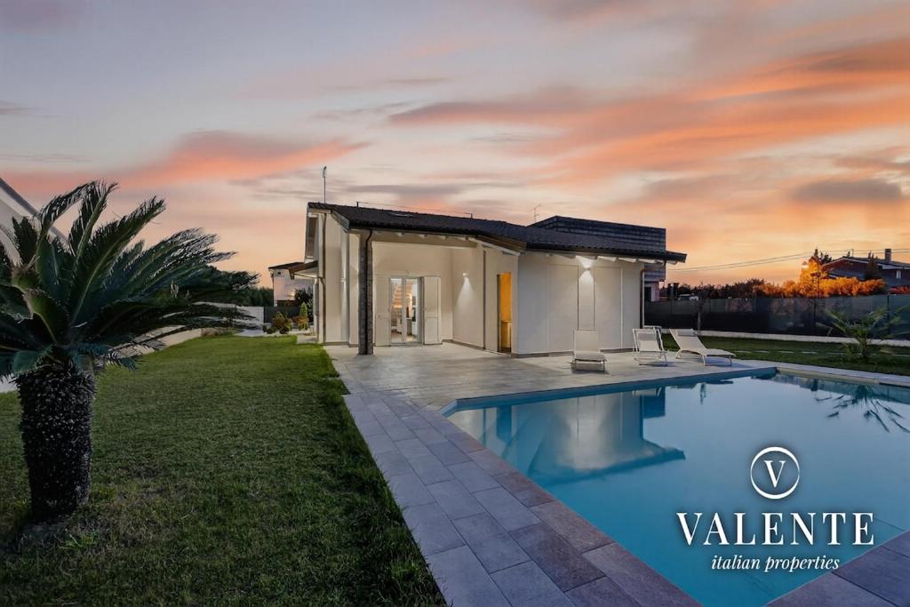 Bazén v ubytování Villa Blu Lucca- Pool and Parking 10 Min from Lucca nebo v jeho okolí