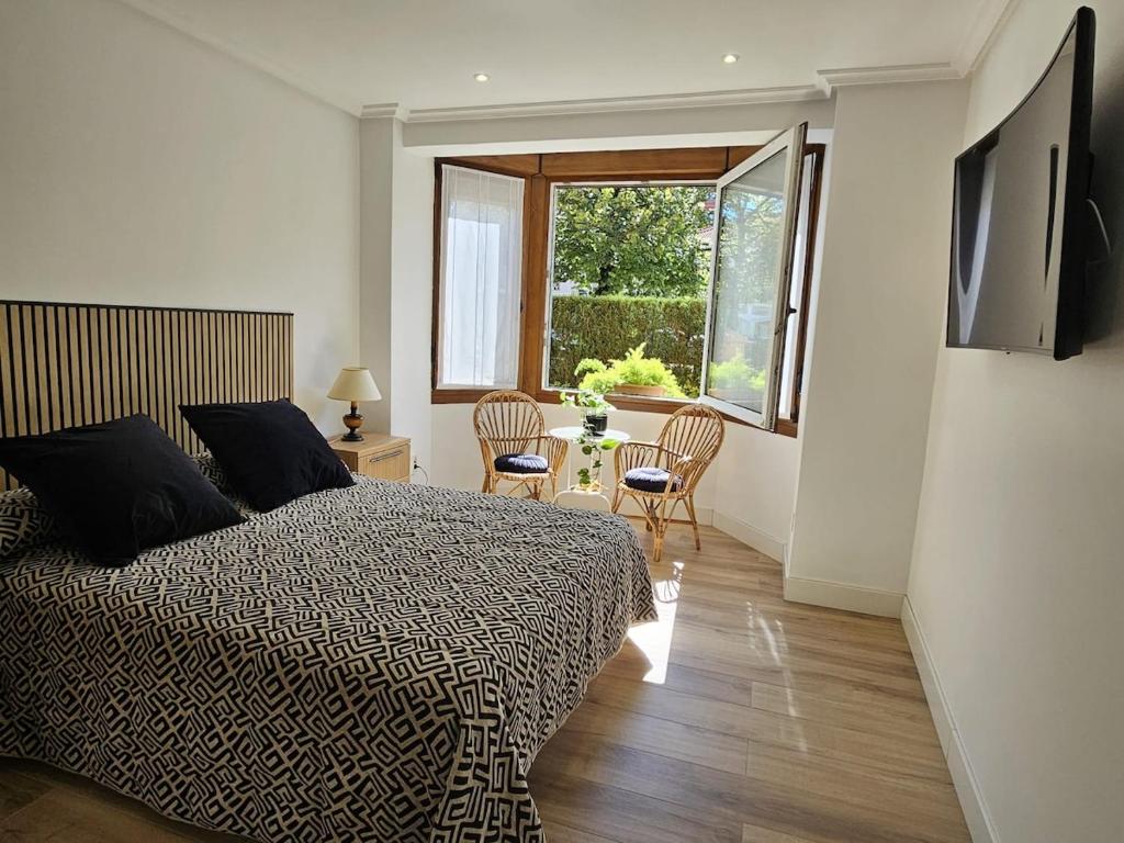 Μια τηλεόραση ή/και κέντρο ψυχαγωγίας στο Alojamiento con gran terraza en el centro de Irún