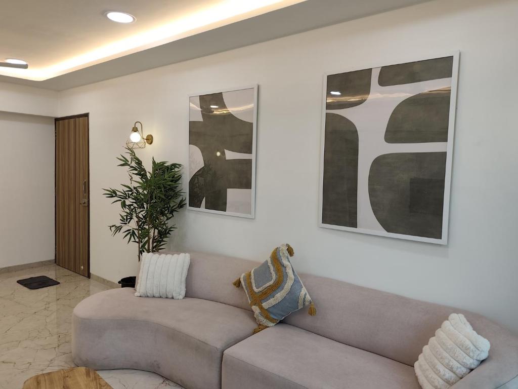 Χώρος καθιστικού στο Delphi 2BHK - Calm Comfort Minutes from BKC