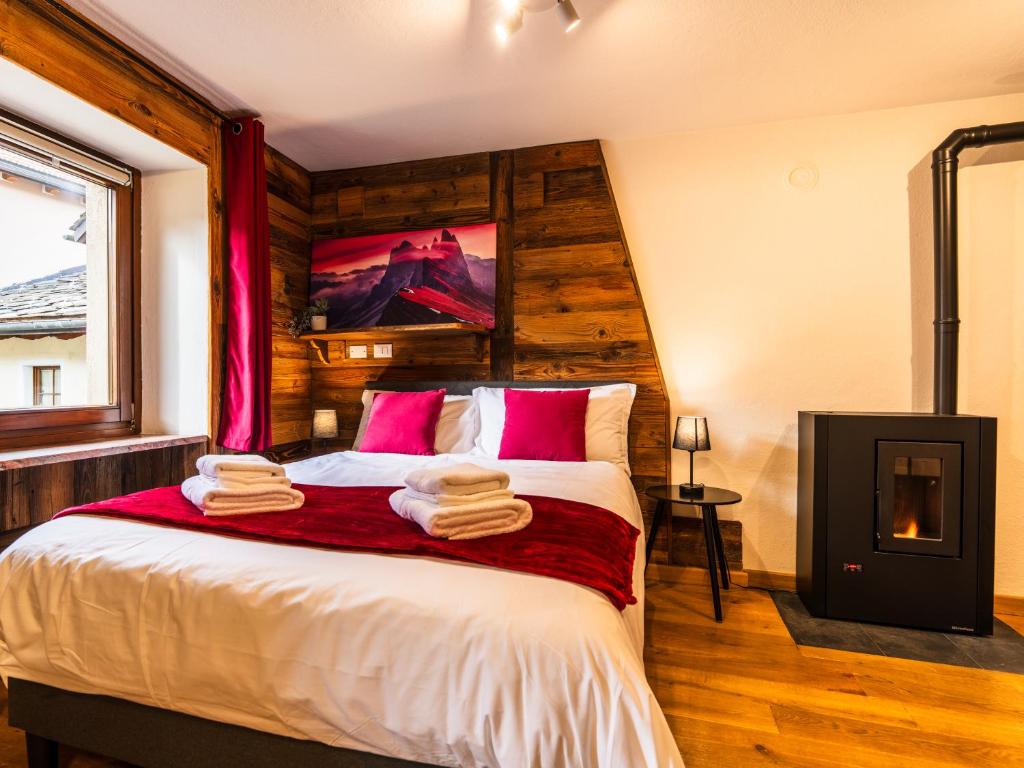 ein Schlafzimmer mit einem Bett mit Handtüchern darauf in der Unterkunft ALP BREAK 1 - Nel Borgo Storico del Ponte Romano in Aosta