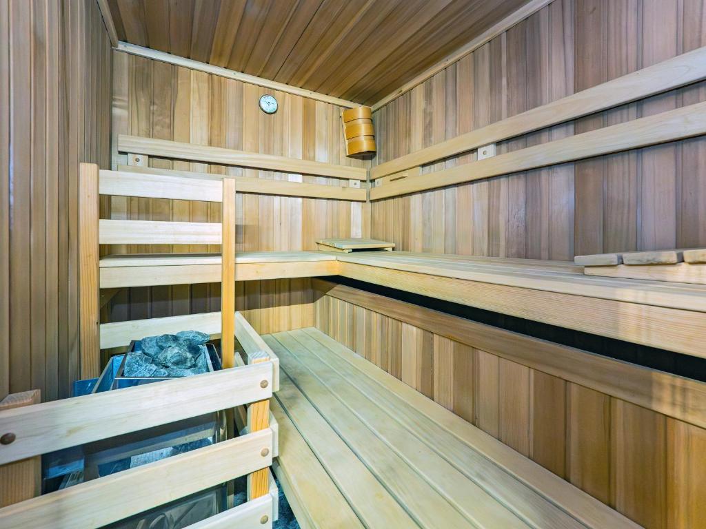una sauna vacía con paredes de madera y suelo de madera en La Corte dei Tre Nidi, en Albavilla