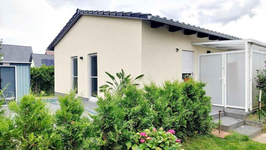una casa bianca con delle piante davanti di Ferienhaus Peitz a Peitz