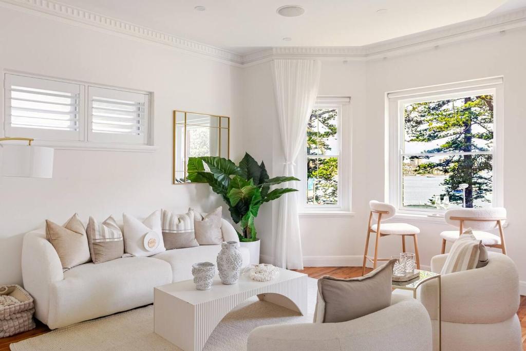 3 Bed Beachfront Apartment Steps to Ferry & Beach