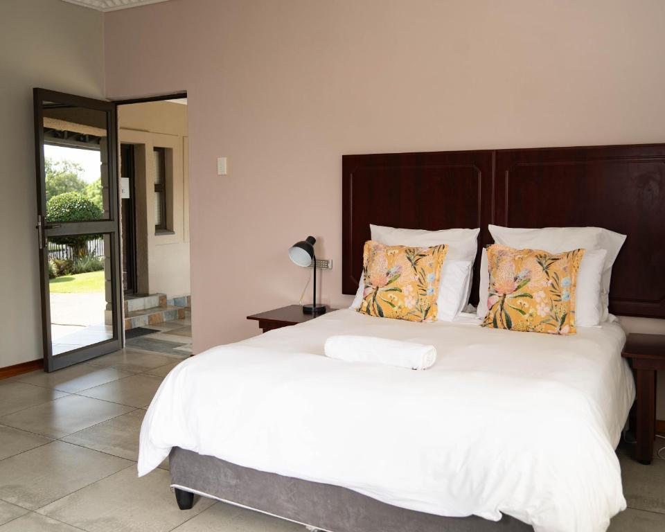 Postel nebo postele na pokoji v ubytování The Executive House