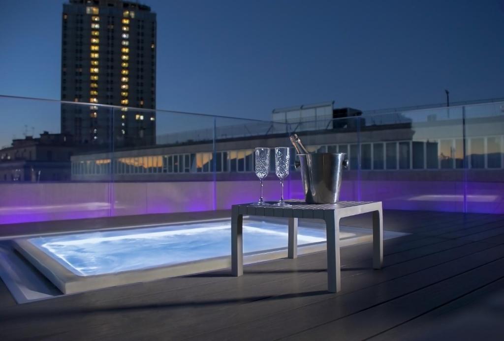 een tafel met twee wijnglazen op een balkon bij Culture Hotel Centro Storico in Napels