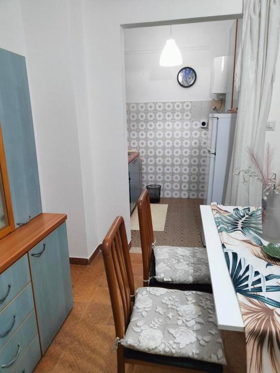 eine Küche und ein Esszimmer mit einem Tisch und einem Esszimmergmaxwell gmaxwell gmaxwell gmaxwell in der Unterkunft Vittorio Emanuele Central Apartment in Letojanni