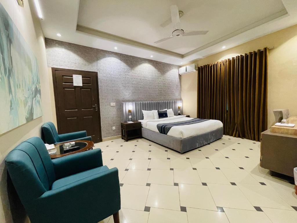 Postel nebo postele na pokoji v ubytování Shelton's Rezidor House F-7 Islamabad