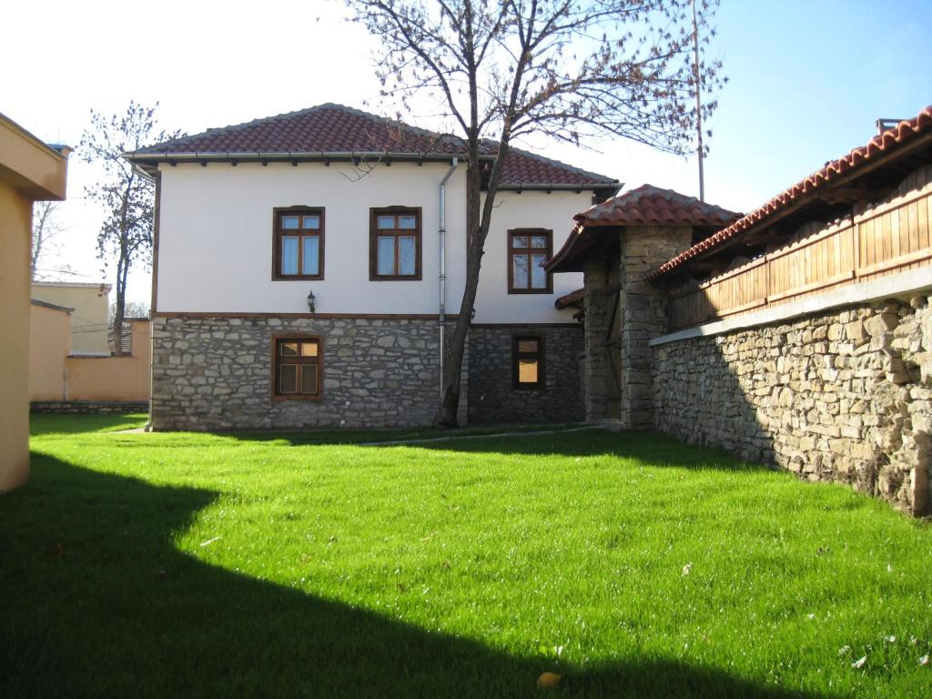 Private 4BR-2BA guest House Dryanovo with Pool and FREE Parking - Ferienhaus