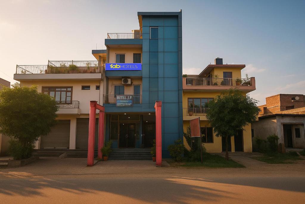 um prédio com uma placa na frente em FabHotel JP International em Lucknow