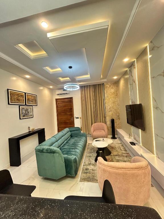 Χώρος καθιστικού στο A well furnished 2 bedroom apartment in AREPO, close to Ikeja