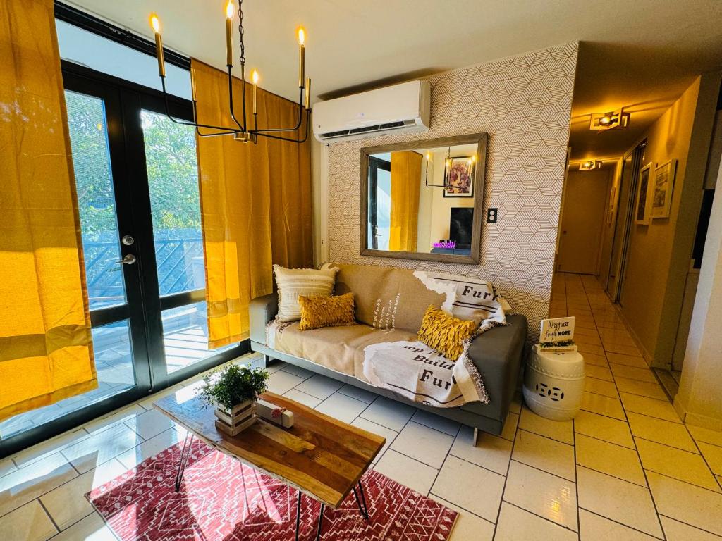 un salon avec un canapé et une table dans l'établissement Simple but pretty Nice location, à Yauco