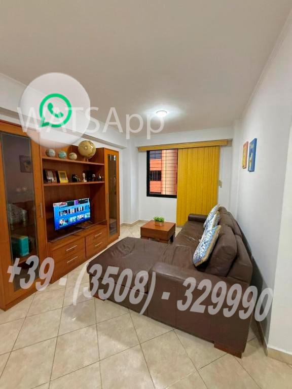 ein Schlafzimmer mit großem Bett und Flachbildfernseher in der Unterkunft Located in the heart of Mañongo in Naguanagua