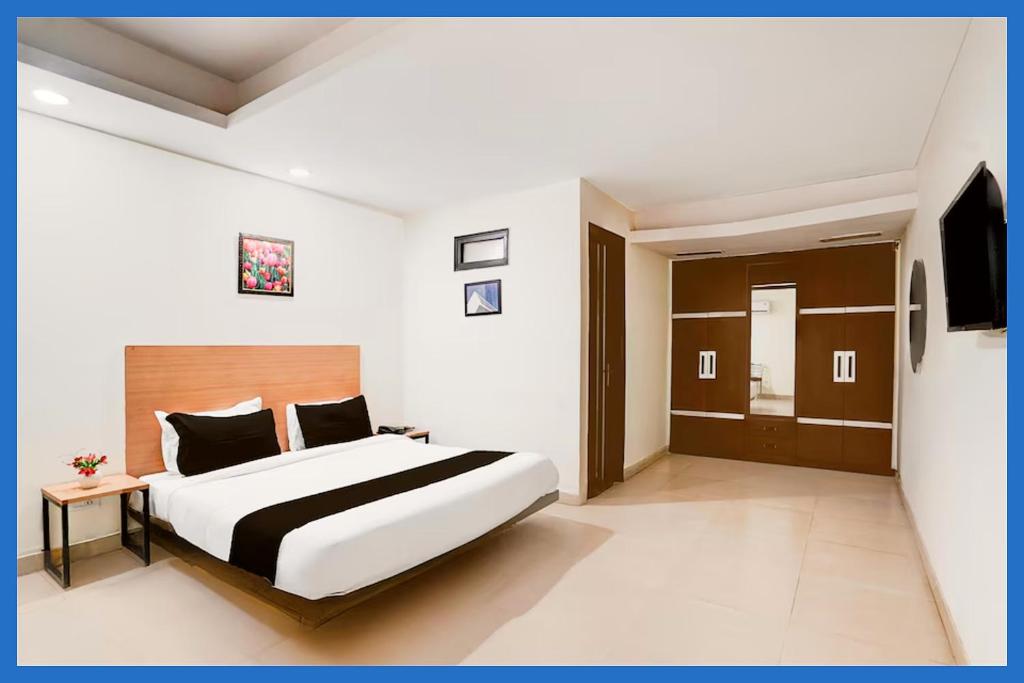 Postel nebo postele na pokoji v ubytování Hotel Neelagiri The Shiva-Palace near Assi Ghat # Ganga River# Kashi Vishwanath Temple - Restaurants # Car parking - Free Wifi Facilities - Fully Air conditioning Premium Room # Best Premium Hotel Inn Varanasi