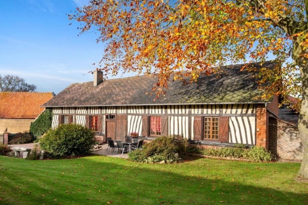 a house with a white and black roof at Gîte du Gros Hêtre in Sainte-Beuve-en-Rivière