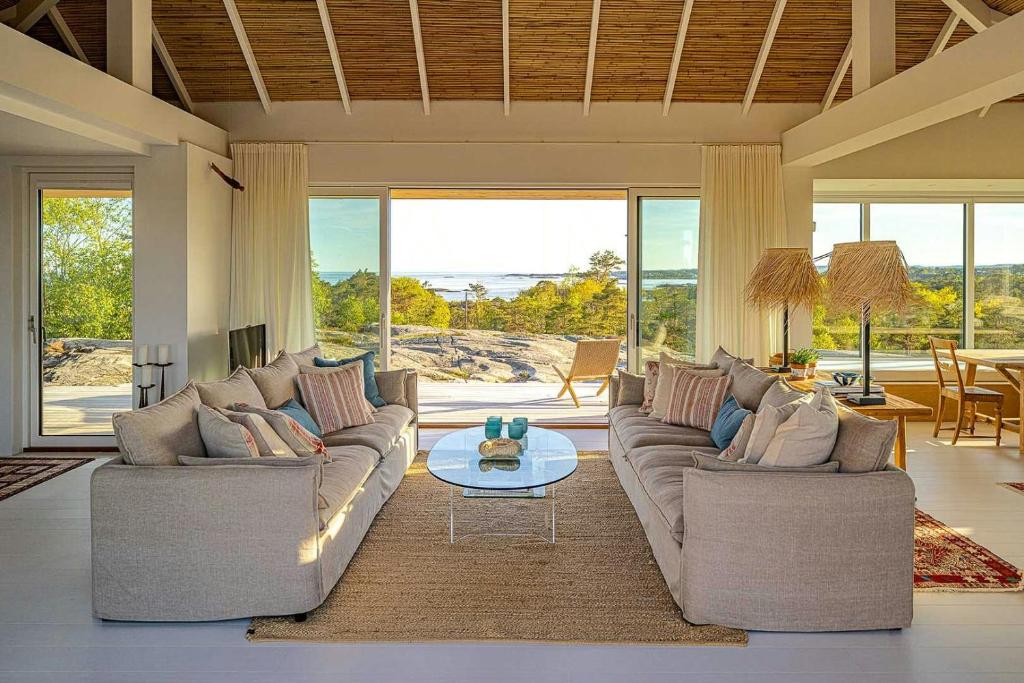 een woonkamer met twee banken en een tafel bij Architectural Gem Between Risør And Kragerø in Søndeled