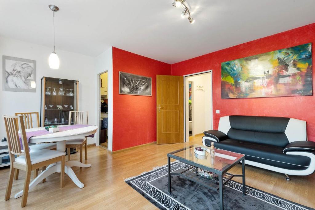 un salon avec un canapé et une table dans l'établissement 1 Bedroom Apartment, à Bâle