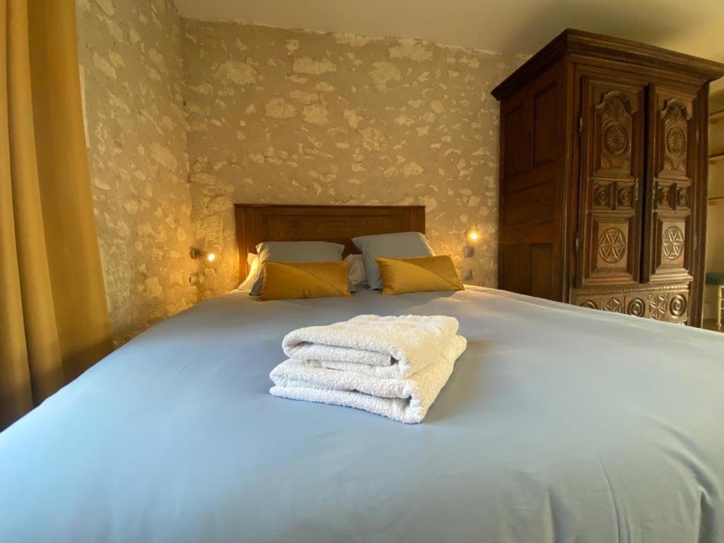 une chambre avec un lit avec des serviettes dessus dans l'établissement Nice cottage in a village Loire Valley, à Mouzay