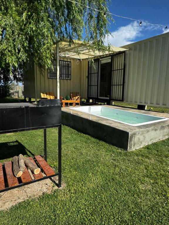 einen Pool im Garten mit einem Tisch in der Unterkunft KooColand-CHE in Tupungato