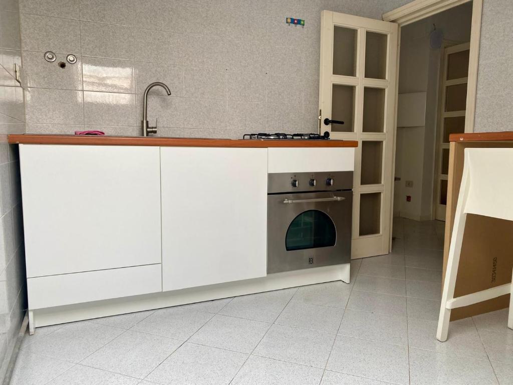 een keuken met een wastafel en een fornuis. bij Casa Roberto in Giulianova