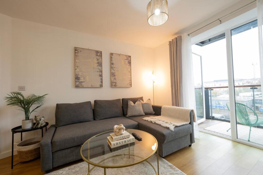 ein Wohnzimmer mit einer Couch und einem Glastisch in der Unterkunft Modern 1BR Apt - Sleeps 4 - Parking - Balcony in Hoo