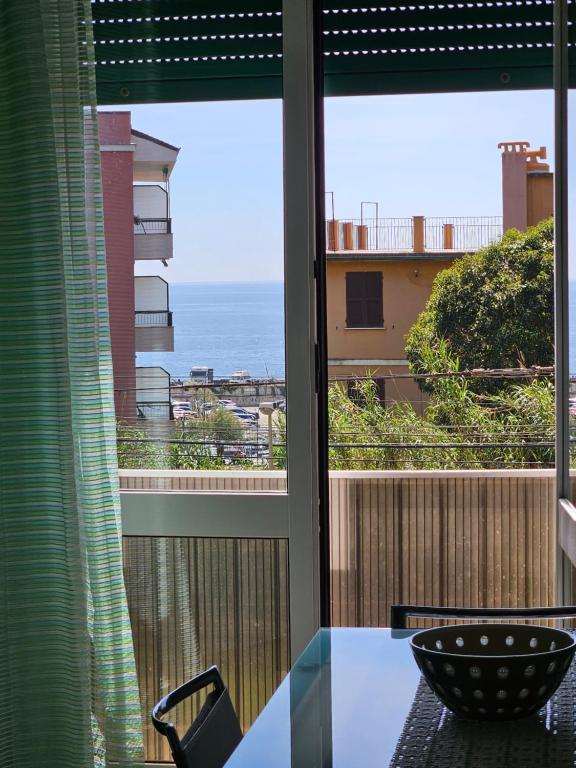 Camera con tavolo e vista sull'oceano. di Sapore di Mare Apartment a Monterosso al Mare