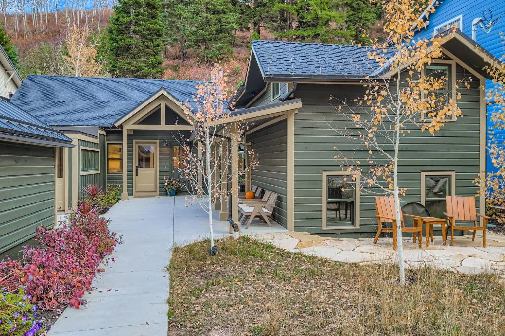 ein grünes Haus mit einem Weg zur Haustür in der Unterkunft Old Town Luxe Retreat-Walk to Main, Hottub-Casita 173 home in Park City