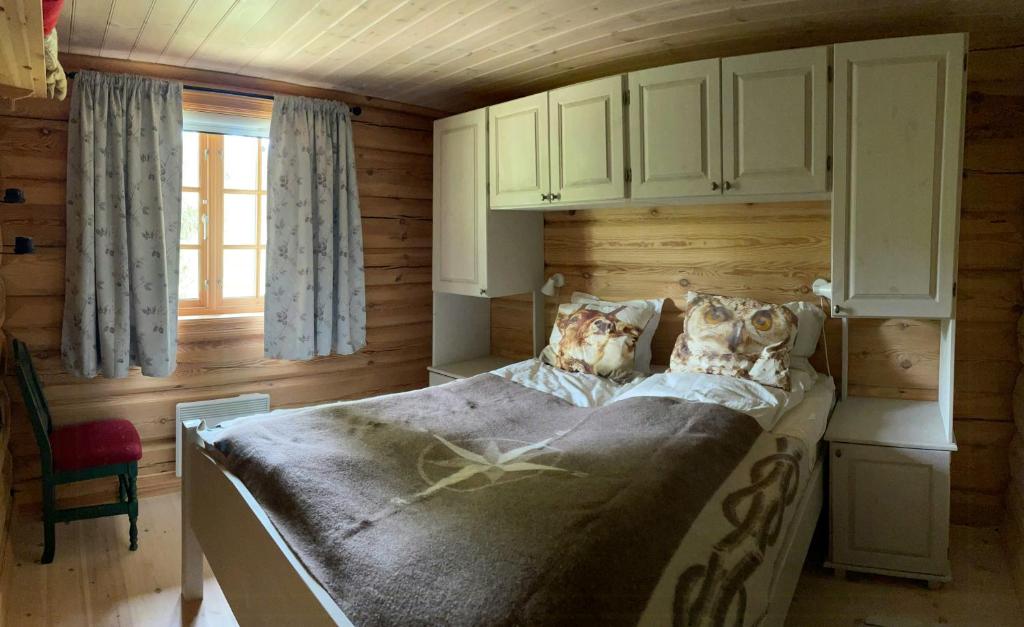 Giường trong phòng chung tại Traditional Log Cabin By Lake Mykletjønn