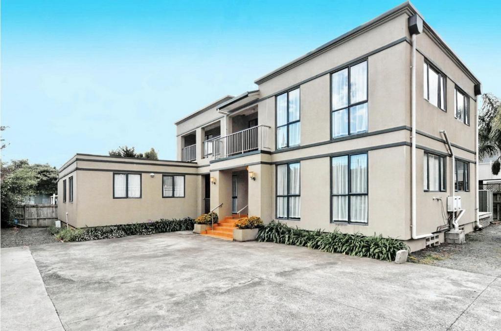 an exterior view of a large house at Kingsland Big Family Comfort House in Auckland