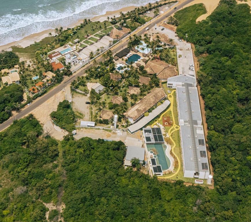eine Luftaufnahme eines Hauses am Strand in der Unterkunft Ocean Pipa in Pipa