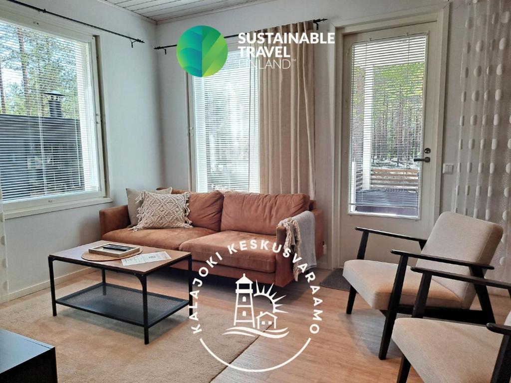 un salon avec un canapé et une table dans l'établissement Särkänhelmi, à Kalajoki