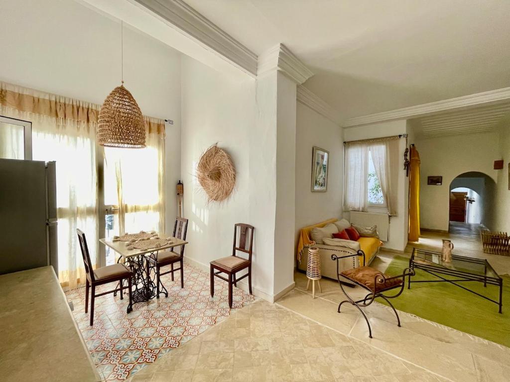 un salon avec une table et des chaises dans l'établissement Sidi Bou Said for two, à Dar el Ouzir